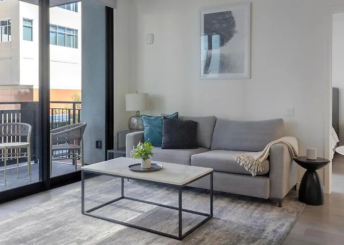 Landing Stylish 2Bd Courtyard Clubhouse