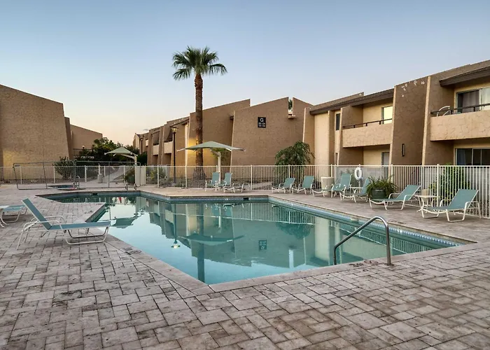 2Br Sleeps 6 Pool Bbq Gym Hot Tub & Bar Hopping