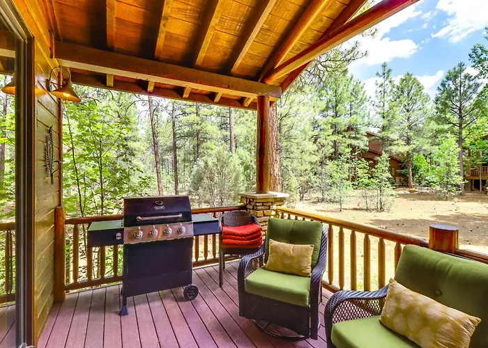 4 Miles To Lake: Retreat W/ 2 Decks!