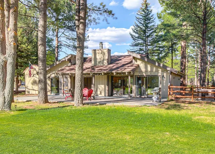 Golf Course Getaway & Hot Tub Haven In Pinetop!