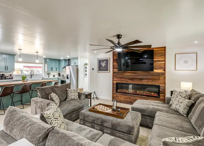 Walk To Dtwn Flagstaff: Home W/ Great Outdoor Area