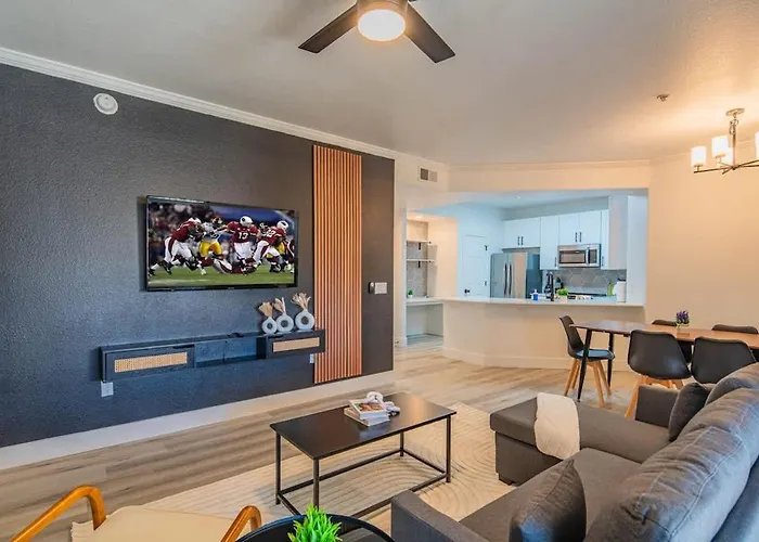 Relaxed 2Bd King Bed Pool, Hot Tub, Gym, Parking