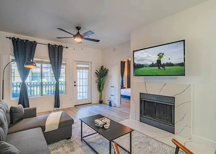 Cozy King Bed Golf Pickleball Pool Hot Tub Parking