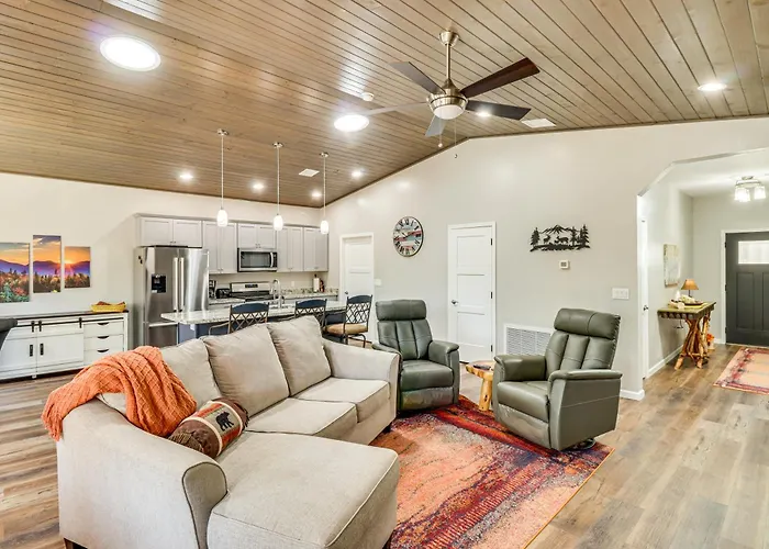Hot Tub & Outdoor Living: Relaxing Show Low Cabin