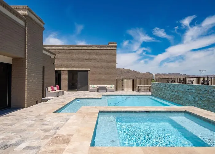 Eagles Lair, Pool & Views!