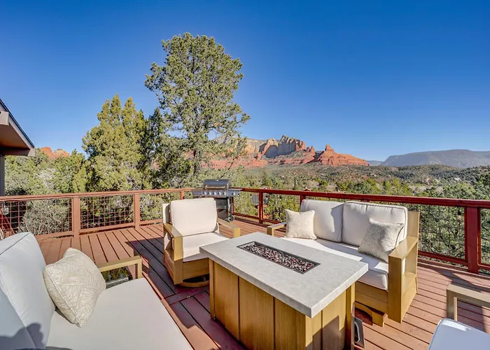 < 1 Mi To Shops: Uptown Sedona Home W/ Hot Tub!