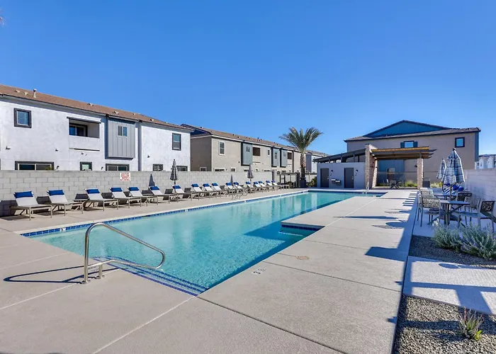 Community Pool & Hiking Trails: Red Fox Retreat 2