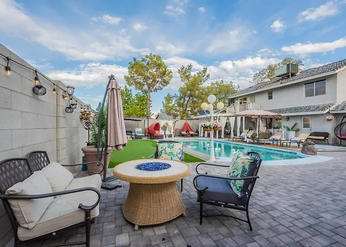 Family Fun 4-Bedroom House House With Free Heated Pool & Hot Tub & Game Room & Mini Golf In Chandler