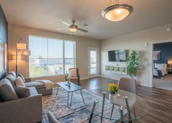 Stylish 1Bd - Balcony, Pool, Gym, W-D - Sleeps 4