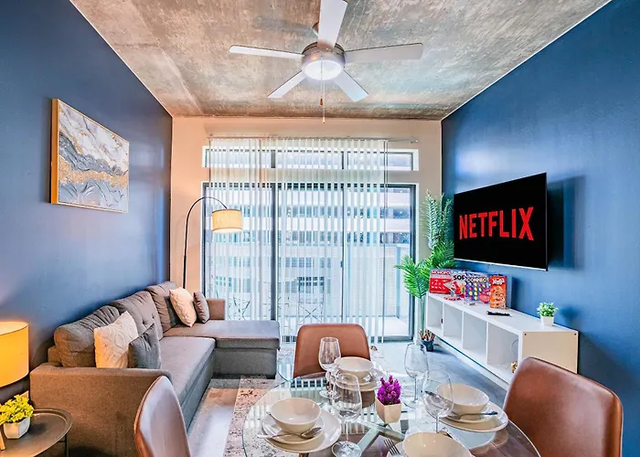 Relaxing 2Bd - Central Downtown - Gym, Pool, Parking