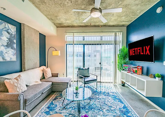 Stylish 1Bd - Central Downtown - Gym, Pool, Parking