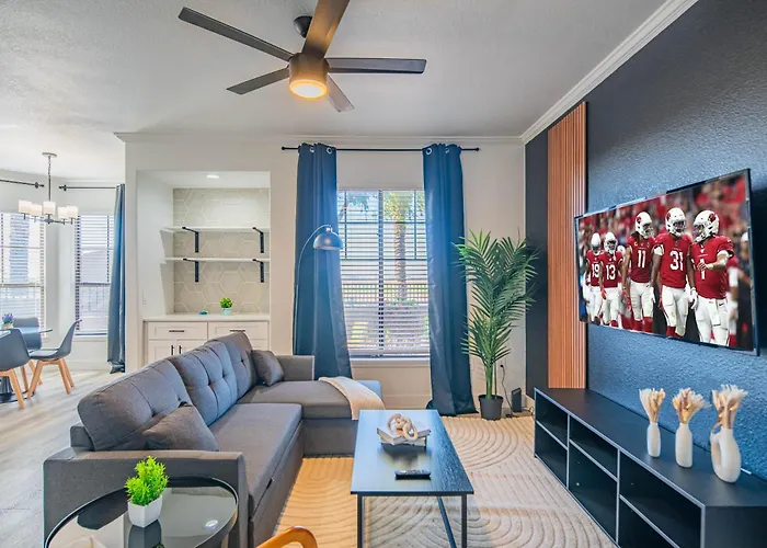 Charming 2B King Bed With Pool Hot Tub, Gym, Parking