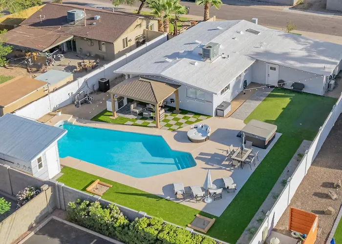 *4 Min 2 Nightlife*Huge Cabana Pool*Spa*Golf*Bbq