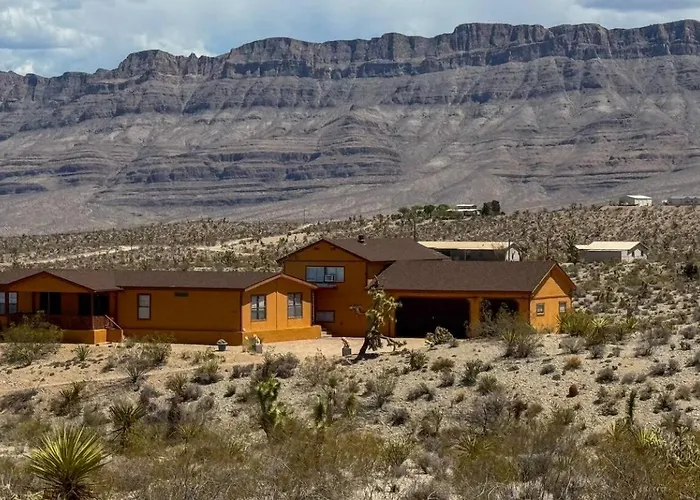 Desert View Retreat - Sleeps 22, Game Garage, Near Skywalk & Lake Mead