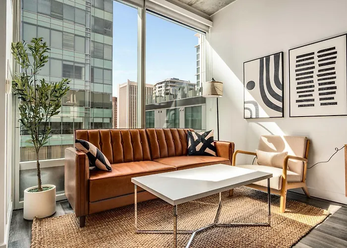 Boulevard Stays Luxe Downtown Studio Pool Gym & Garage