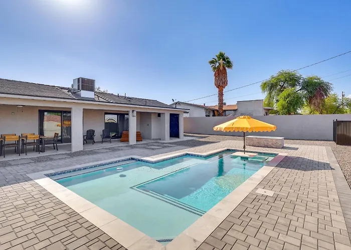 2 Mi To Windsor Beach! Updated, Sleek Family Home