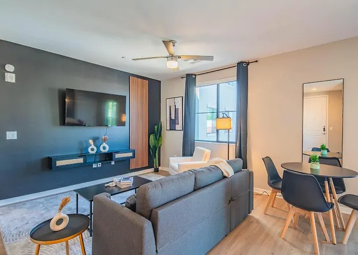 Modern 2Br Uptown Biltmore Gym Pool Parking Wd