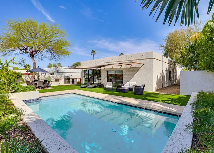 Private Pool + Putting Green: Sunny Scottsdale Gem
