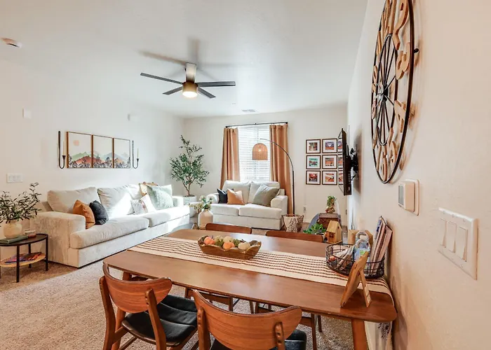 1 Mi To Dtwn Flagstaff: Condo W/ 2 Balconies!