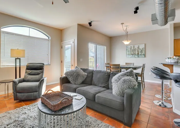 < 1 Mi To Biltmore Fashion Park: Condo W/ Pool!