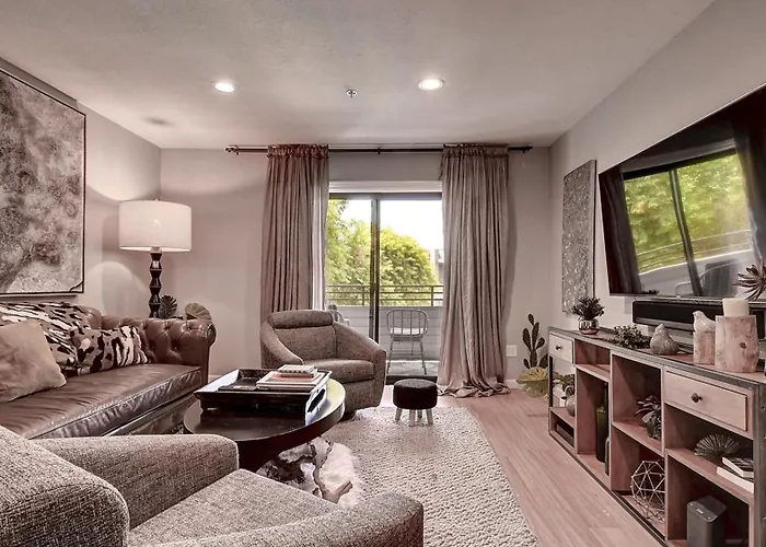 Charming Comfy Condo In The Heart Of Old Town
