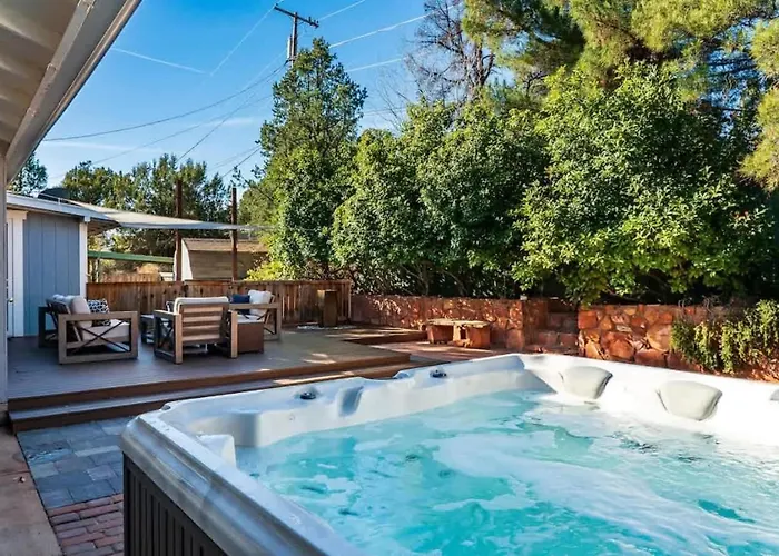 Red Rock Retreat With Amazing Patio And Hot Tub For Family