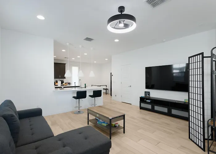 Modern Desert Home-Great For Families & Groups, Near Golf, Hiking, And City Fun, Private In-Law Suite With Own Entrance Also Available Separately