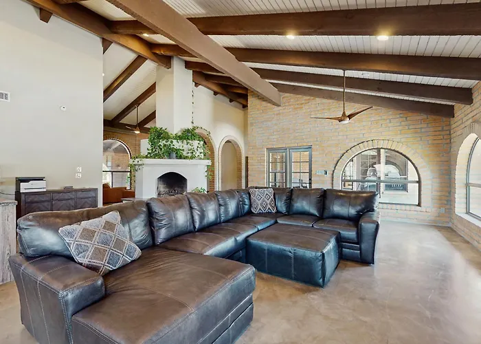 Peaceful, Spacious, Luxury Backyard, Putting Green