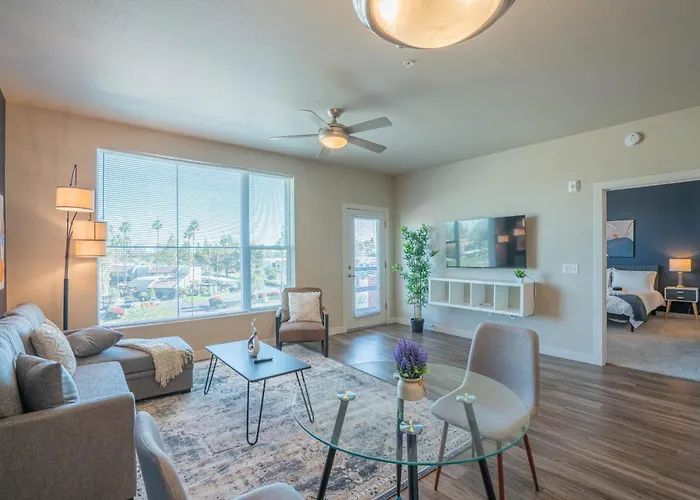 Spacious 1Bd - Balcony, Pool, Gym, W-D - Sleeps 4