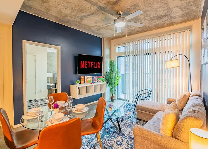 Charming 2Bd - Central Downtown - Gym, Pool, Parking