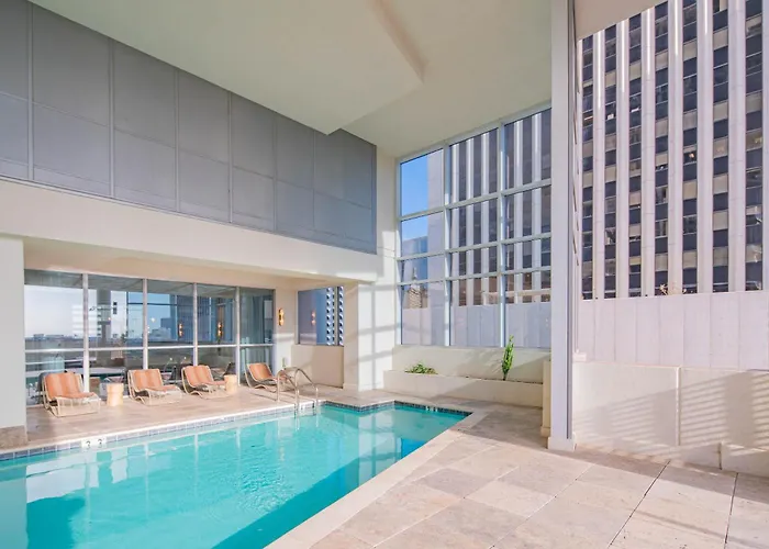 Stunning 2Br Dt Highrise, Gym, Pool, W-D, Parking, Golf