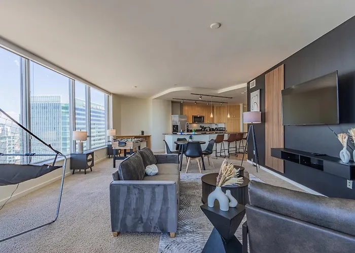 Bright & Stylish 2Br High-Rise Pool Gym Access
