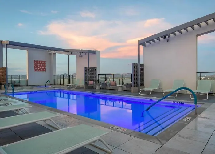 Boulevard Stays Modern Highrise Stu Sky Pool Parking Gym 04