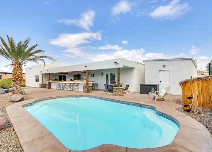 Poolside Relaxation: Group-Friendly Home In Havasu