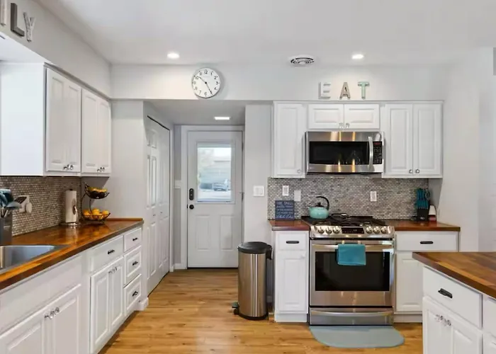 Spacious Home + Pool, Putting & Dream Backyard