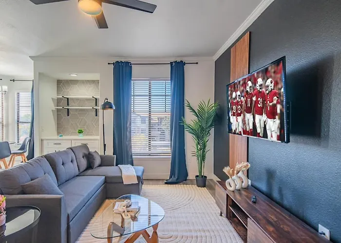 Amiable 2Bd King Bed With Pool, Hot Tub, Gym, Parking