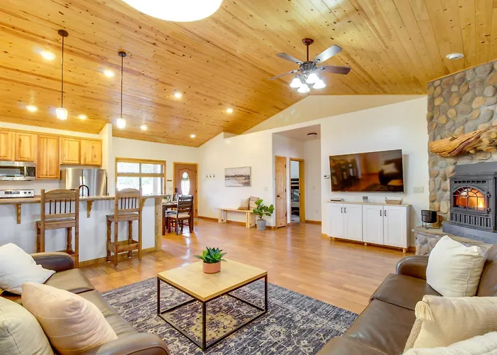 1-Acre Fenced Yard: Pet-Friendly Show Low Cabin!