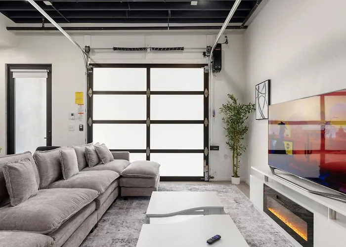 Modern Stylish Downtown Loft, By Uofa + Foodie Hub