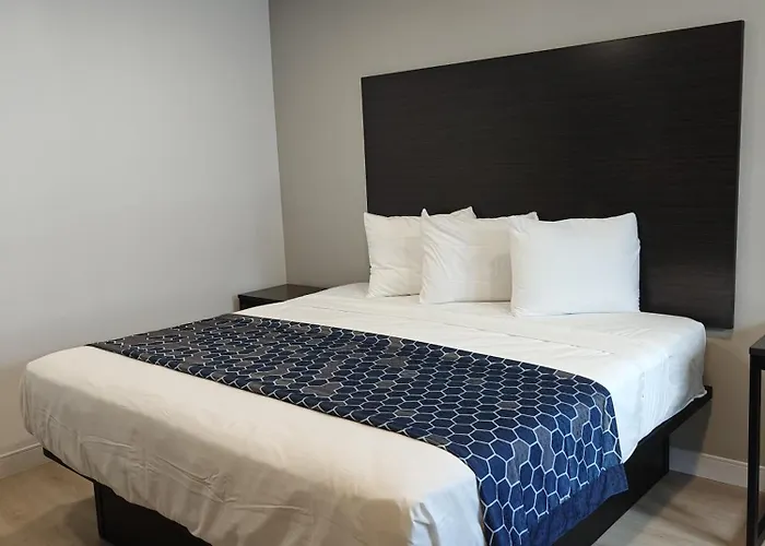 Casa Blanca Inn And Suites