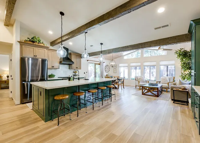 Stylish Flagstaff Hideaway W/ Hot Tub & Fire Pit!