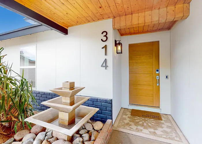 Backyard Oasis: Phoenix Gem Near Hiking & Golfing!
