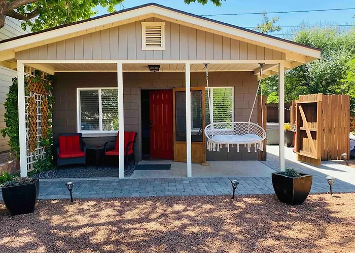 Romantic Cottage! King Bed! Private Hottub! Uptown!