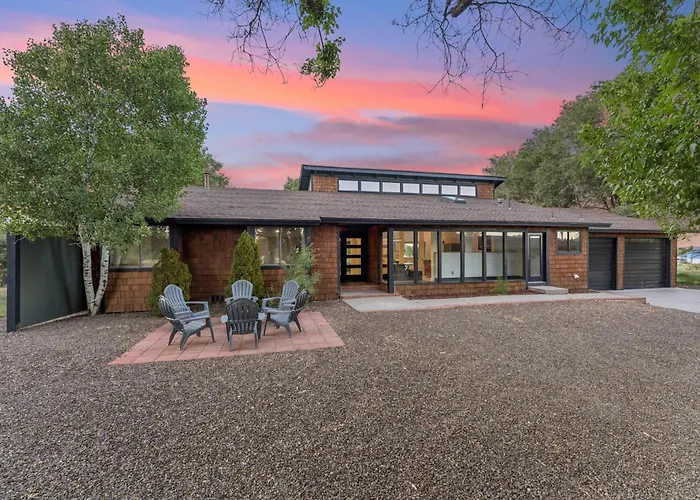 Rare Modern Family Getaway ~ 3 Acres & Game Room