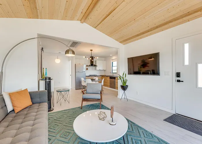 Walkable Downtown Chandler Oasis W/ Private Patio