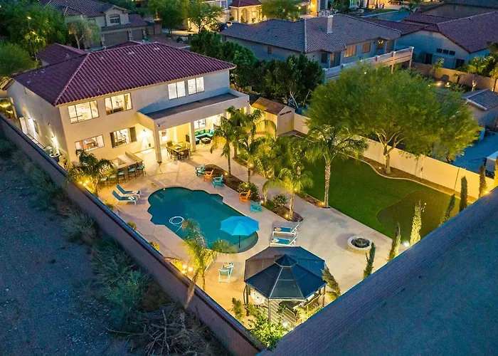 Heated Pool, Hot Tub, Pool Table, Putting Green, 5Br