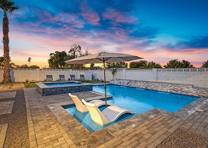 5 Min To Old Town, Pool & Hot Tub