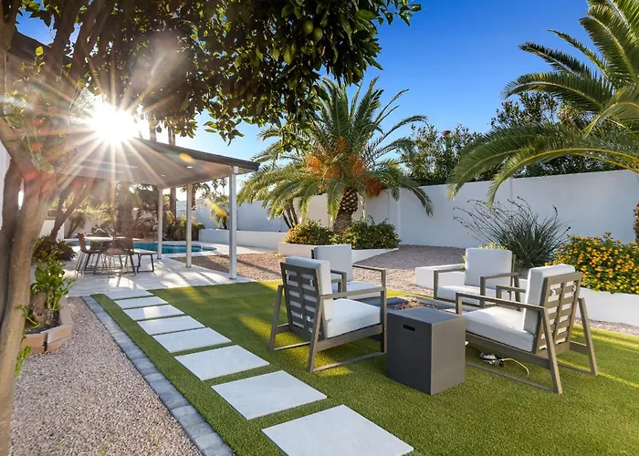 Minutes From Shopping, Dining & Golf
