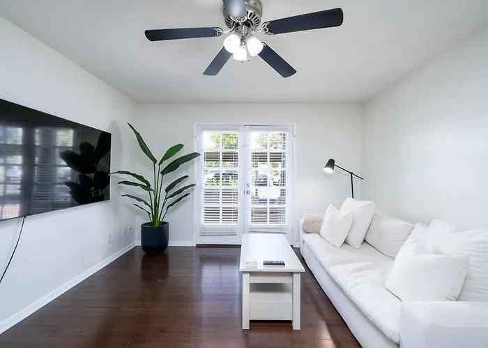 2Br Gated Condo Near Old Town Pool Gym