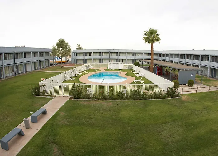 EZ 8 Motel Airporter