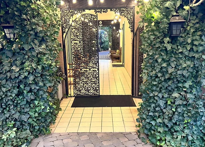 Lantern Light Inn - Romantic Getaway (Adults Only)